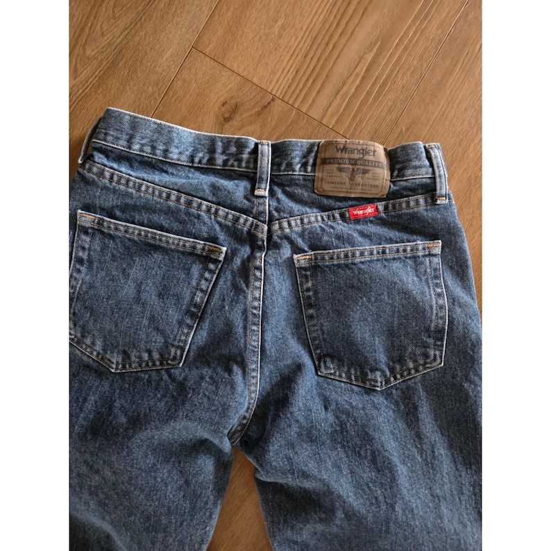 Pantalones vaqueros Wrangler Vintage de corte recto y ajuste regular, lavado medio, color azul, talla 30x32. imagen 5