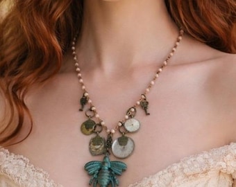 Collar con dije de esfera de reloj de abeja steampunk, libélula con cuentas verde menta, caprichoso