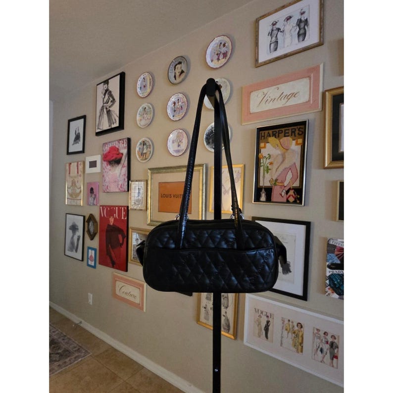 Bolso de hombro acolchado Brighton Baguette de cuero negro con dije de corazón Y2K imagen 5