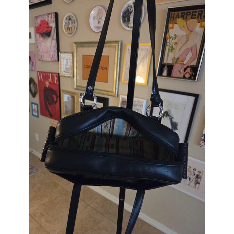 Bolso de hombro acolchado Brighton Baguette de cuero negro con dije de corazón Y2K imagen 6