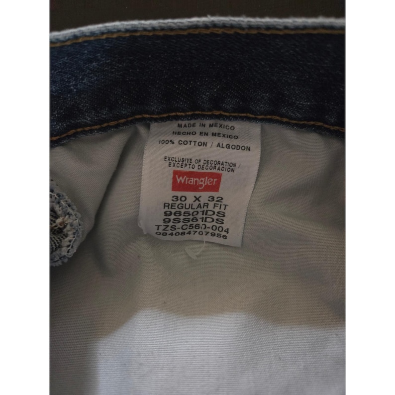 Pantalones vaqueros Wrangler Vintage de corte recto y ajuste regular, lavado medio, color azul, talla 30x32. imagen 6