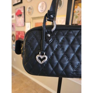 Bolso de hombro acolchado Brighton Baguette de cuero negro con dije de corazón Y2K imagen 3