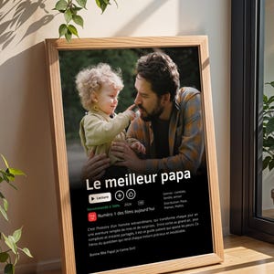 Affiche Netflix personnalisée pour papa avec photo et texte personnalisé, cadeau original pour la fête des pères. Poster style film ou série Netflix avec photo du papa, titre Meilleur Papa du Monde et synopsis personnalisé. Cadeau papa personnalisé parfait pour anniversaire, Noël ou fête des pères. Affiche photo papa personnalisée, idée cadeau papa unique, affiche famille personnalisée, poster papa personnalisé moderne et minimaliste.