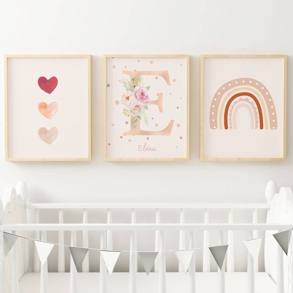 Affiches enfant Style Boho - Affiche de Naissance Arc-en-ciel Terracotta - Initiale et Triple Cœurs par Le Temps des Paillettes