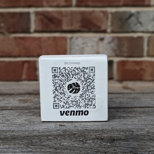 Puede incluir: Un cuadrado blanco con un código QR en blanco y negro y el texto "@ccmeep" y "venmo" impreso en él.