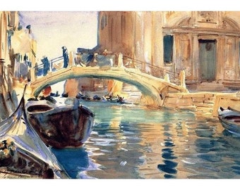 Könnte beinhalten: Ein Aquarellbild, das einen Kanal in Venedig, Italien, darstellt. Die Szene zeigt eine Brücke über den Kanal, mit Gondeln und Gebäuden im Hintergrund. Das Wasser ist hellblau und der Himmel ist blassgelb.