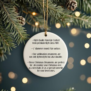以下が含まれることがあります： 黒色のテキストの説明が書かれた白い丸いクリスマスオーナメント。オーナメントは直径7.6cmで、光沢のあるMDF製です。テキストの内容は次のとおりです。「高品質な素材：高級光沢MDF製。3インチの丸型。平らな表面。当社の昇華オーナメントは、軽量であるだけでなく、耐久性も抜群です。これらのクリスマスオーナメントは、クリスマスツリーの飾り付け、キーホルダー、大切な人への特別な記念品として最適です。」