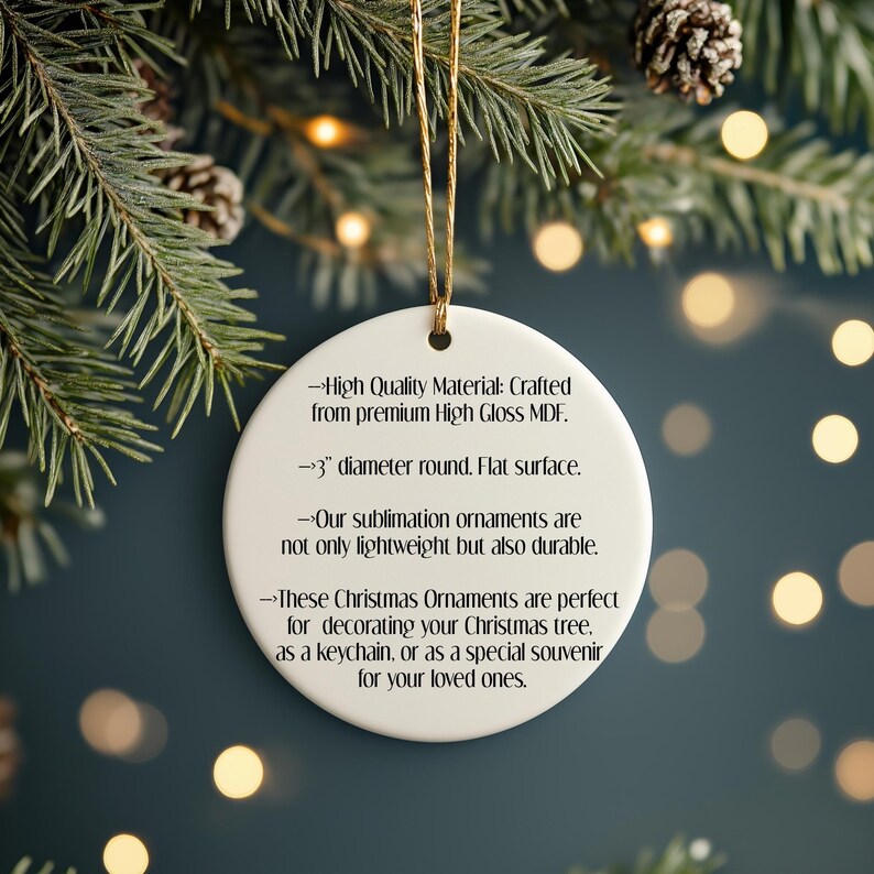 以下が含まれることがあります： 黒色のテキストの説明が書かれた白い丸いクリスマスオーナメント。オーナメントは直径7.6cmで、光沢のあるMDF製です。テキストの内容は次のとおりです。「高品質な素材：高級光沢MDF製。3インチの丸型。平らな表面。当社の昇華オーナメントは、軽量であるだけでなく、耐久性も抜群です。これらのクリスマスオーナメントは、クリスマスツリーの飾り付け、キーホルダー、大切な人への特別な記念品として最適です。」
