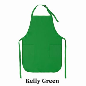 Puede incluir: Un delantal de color verde kelly s&oacute;lido que presenta una correa para el cuello con una hebilla de pl&aacute;stico negra ajustable y dos bolsillos cuadrados frontales. El delantal tiene lazos laterales largos y un dobladillo inferior redondeado.