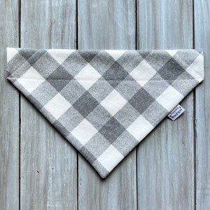 Bandana pour chien du pays des merveilles d’hiver, bandana pour chien de Noël sur le collier, bandana pour chien personnalisé, bandana pour chien à carreaux blanc gris, écharpe pour chien à carreaux