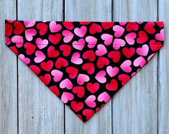 Corazones del Día de San Valentín en Bandana de Perro Negro, Bandana de Perro Sobre el Collar Corazones, Bandana de Perro Personalizada de San Valentín, Bufanda de Perro, Pañuelo de Perro