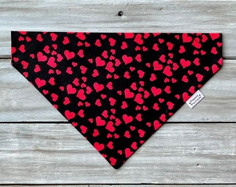 Sobre el collar arrojado mini corazones rojos en bandana de perro negro, bandana de perro personalizada del día de San Valentín, bufanda de perro, pañuelo de perro