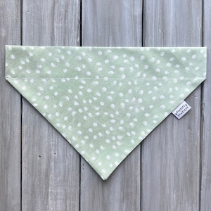 Sage und Weiß Aquarell über das Halsband Hundehalstuch, Frühlings Hundehalstuch, Benutzerdefinierte Hundehalstuch, Sommer Hundehalstuch