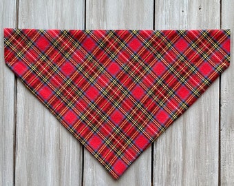 Bandana de cachorro tartan vermelho e verde sobre a coleira, bandana de cachorro de natal sobre a coleira, bandana de cachorro, bandana de cachorro xadrez vermelha, cachecol de cachorro xadrez