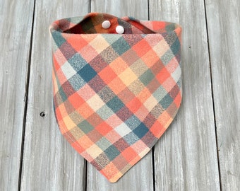 Snap op Sundance hond bandana, gepersonaliseerde hond bandana, herfst hond bandana, herfst hond bandana, hond sjaal, perzik oranje blauwe geruite hond bandana