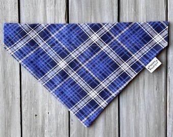 Peut inclure: Bandana pour chien en tissu à carreaux bleu et blanc avec une petite étiquette blanche indiquant "Pepper & Willow".