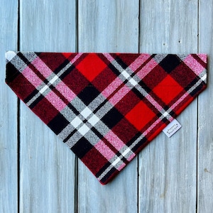 Bandana de Noël à carreaux pour chien de la terrasse de Noël, sur le collier, Bandana pour chien de Noël à carreaux, Bandana pour chien personnalisé, rouge noir à carreaux pour chien