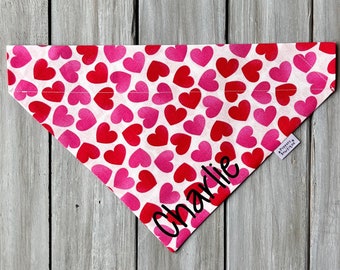 Sobre el collar Día de San Valentín Corazones rojos y rosados en bandana de perro blanco, Bandana de perro sobre los corazones del collar, Bandana de perro personalizada de San Valentín