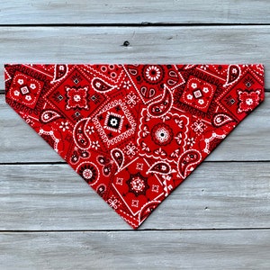 Hundehalsband mit rotem Paisleymuster, Sommer-Hundehalstuch, Biker-Hundehalstuch, Hundehalstuch nach Maß, Frühlings-Hundehalstuch, Boho-Hundehalstuch
