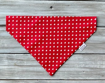 Sobre el collar pequeños corazones blancos en Red Dog Bandana, Bandana de perro personalizada del Día de San Valentín, bufanda de perro, pañuelo de perro, Bandana de San Valentín