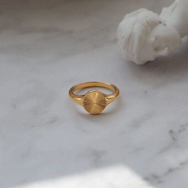 SUN, MOON & STARS Moon Signet Ring | Gold & Black