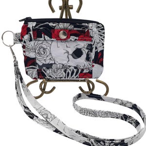 Cordón compacto de 3 compartimentos con diseño de rosas y calaveras, cartera para identificación con correa de muñeca, porta credencial con diseño de rosas y calaveras, porta credencial con diseño de rosas y calaveras