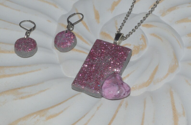 incl earrings Cute necklace in grey with pink glitter and small heart on stainless steel chain