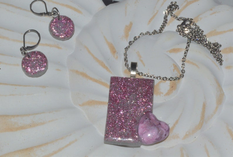 incl earrings Cute necklace in grey with pink glitter and small heart on stainless steel chain