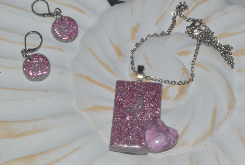 incl earrings Cute necklace in grey with pink glitter and small heart on stainless steel chain