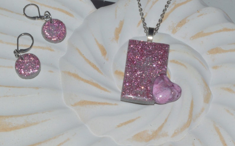 incl earrings Cute necklace in grey with pink glitter and small heart on stainless steel chain