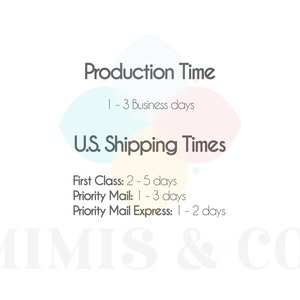 Pode incluir: Um gr&aacute;fico com c&iacute;rculos de cores pastel e texto que diz "Production Time: 1-3 Business Days" e "U.S. Shipping Times: First Class: 2-5 days, Priority Mail: 1-3 days, Priority Mail Express: 1-2 days". O texto "MIMIS & CO." est&aacute; na parte inferior do gr&aacute;fico.
