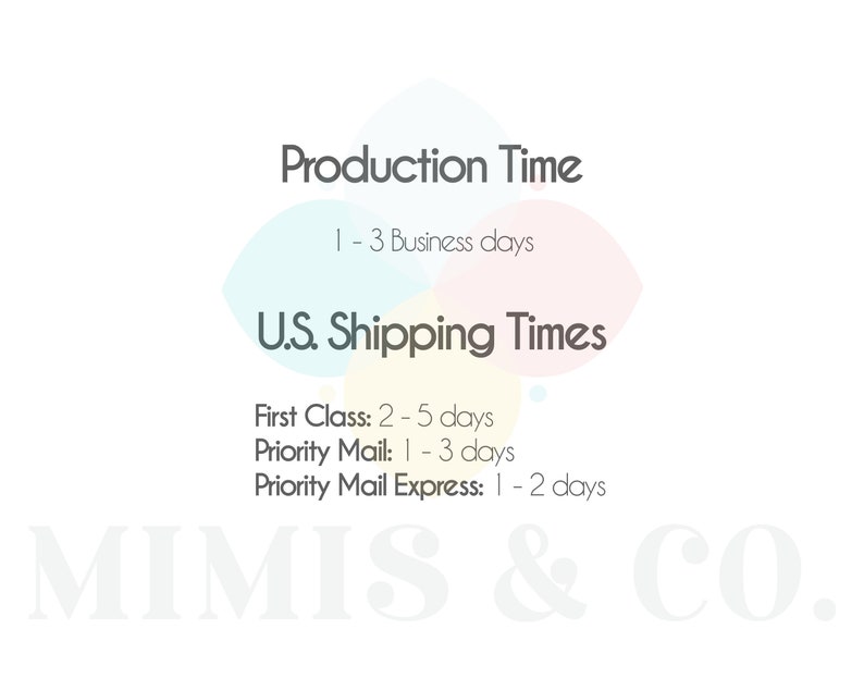 Pode incluir: Um gr&aacute;fico com c&iacute;rculos de cores pastel e texto que diz "Production Time: 1-3 Business Days" e "U.S. Shipping Times: First Class: 2-5 days, Priority Mail: 1-3 days, Priority Mail Express: 1-2 days". O texto "MIMIS & CO." est&aacute; na parte inferior do gr&aacute;fico.