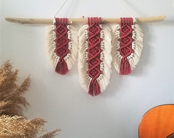 suspension macramé 3 plumes blanc et rouge