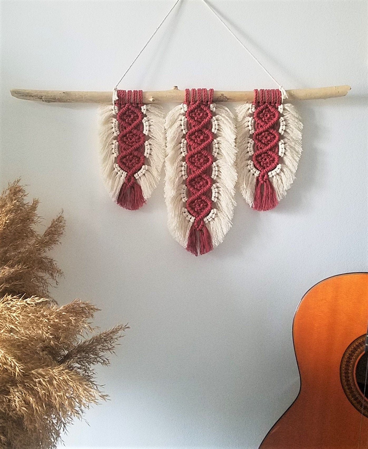 Suspension Macramé 3 Plumes Blanc et Rouge