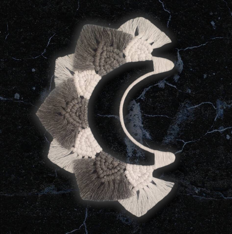 Décoration Murale Lune en Macramé Grise et Blanche