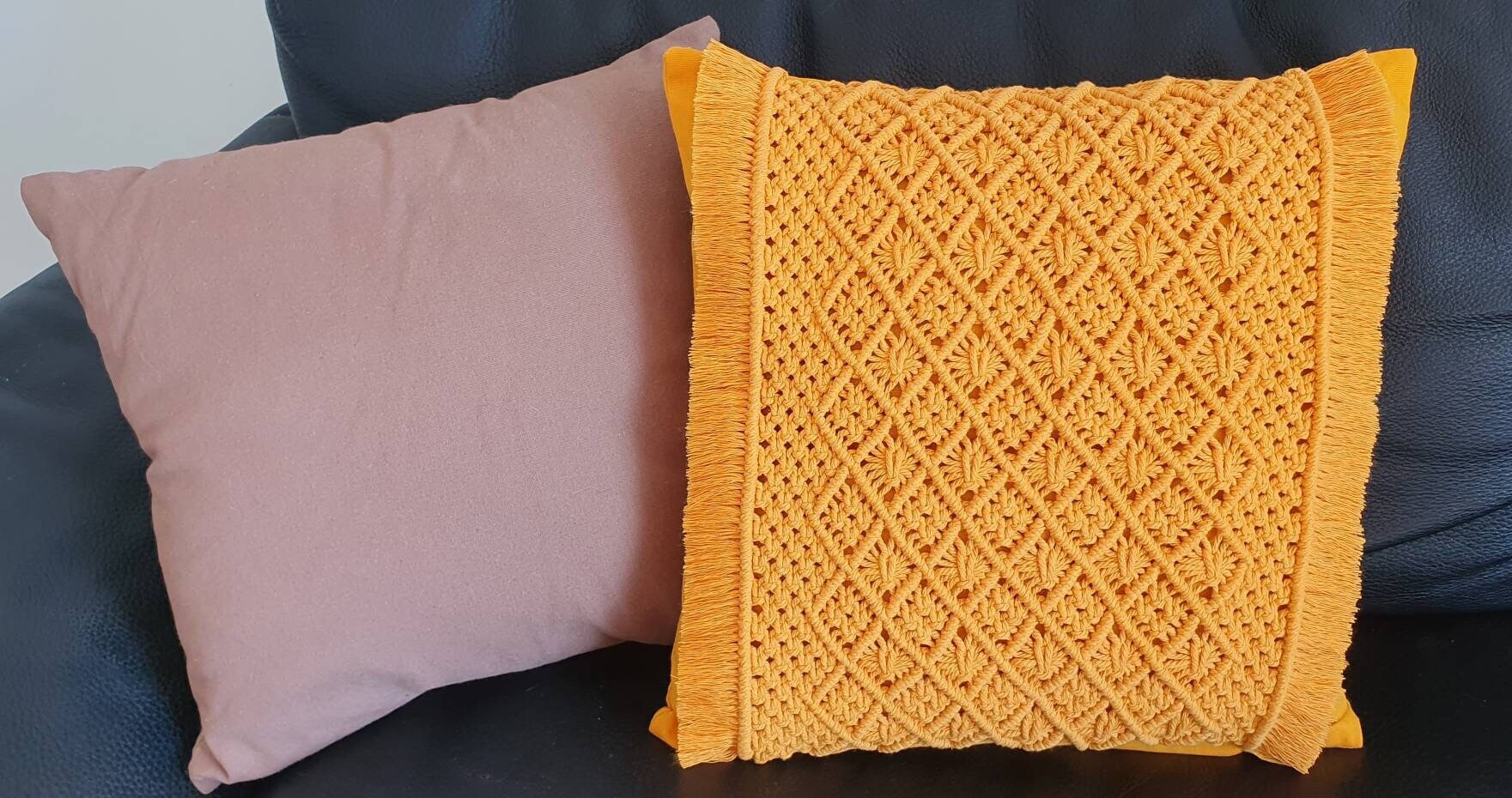 Coussin Bohême Décoratif en Macramé Jaune Moutarde