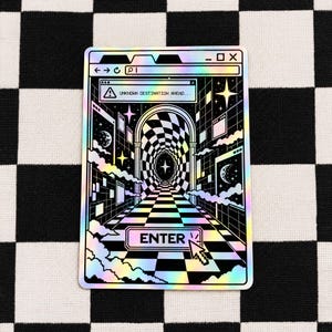 Op de afbeelding: Een rechthoekige holografische sticker met een zwart-wit schaakbord tunnelontwerp. De afbeelding bevat een browservenster-interface met de tekst UNKNOWN DESTINATION AHEAD en een knop met het label ENTER en een muiscursorpictogram.