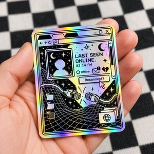 Può includere: Un adesivo olografico rettangolare con un design di interfaccia informatica retrò in bianco e nero. La grafica mostra il testo LAST SEEN ONLINE. 03:14 AM, uno stato offline, un'icona di messaggio, un cuore spezzato e un pulsante Reconnect.