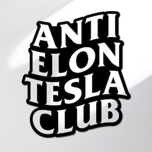 Op de afbeelding: Zwart-witte sticker met de tekst "ANTI ELON TESLA CLUB" in een vet, gestileerd lettertype.