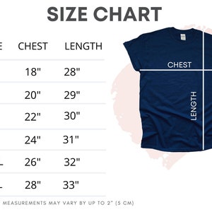 Pode incluir: Uma t-shirt azul marinho com uma tabela de tamanhos. A tabela lista os tamanhos S a 3XL, com medidas do peito de 45.7 cm a 71.1 cm e comprimentos de 71.1 cm a 83.8 cm. O texto "PRODUCT MEASUREMENTS MAY VARY BY UP TO 2" (5 CM)" tamb&eacute;m est&aacute; inclu&iacute;do.