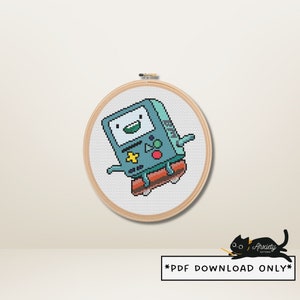 Op de afbeelding: Een kruissteekpatroon van een blauw en groen videogamepersonage met een gele ster op zijn borst, dat een rood en oranje skateboard vasthoudt. Het personage glimlacht en heeft een wit gezicht met zwarte ogen. Het patroon bevindt zich in een houten borduurring.