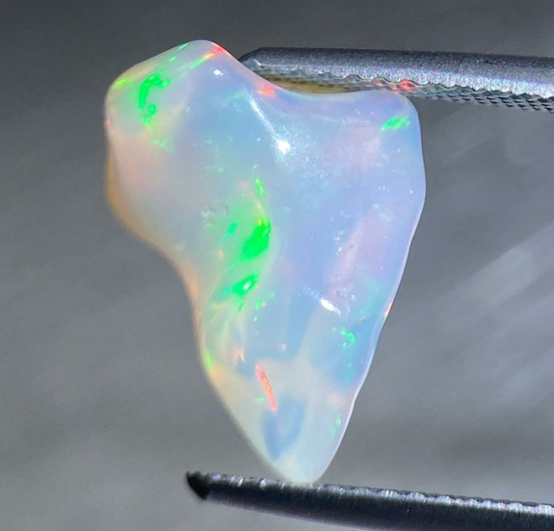 Opale Blanche D’Éthiopie Multicolore – 3,33 Carats – Ovale Taille – Naturelle, Non Traitée
