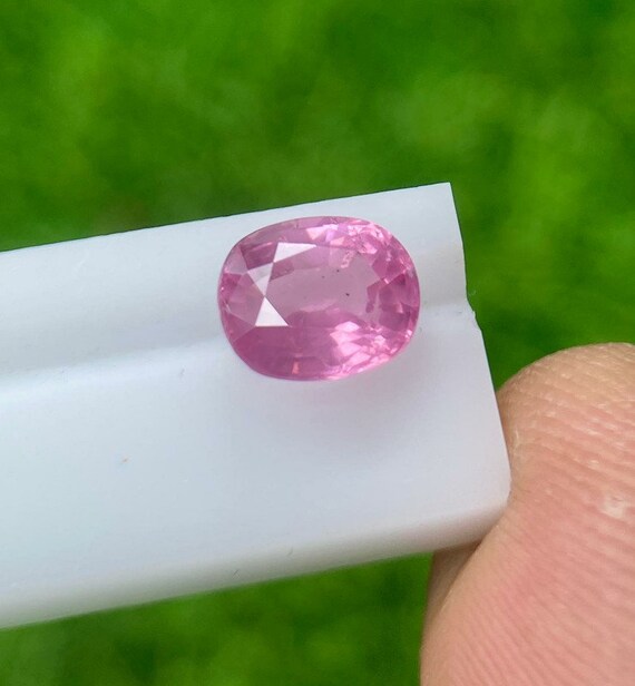 Spinelle Rose/violet De Tanzanie 1,50 Carats - Coupe Ovale, Clarté VVS1 - Pierre Naturelle Sans Traitement