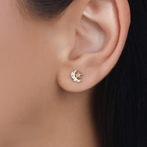 Piercing em hélice de diamante em forma de lua e estrela em ouro 14K, brinco de cartilagem, delicado piercing de diamante, tragus, concha, piercing de lóbulo, joia minimalista