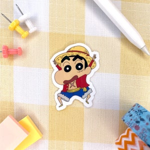 Shin Chan Luffy alias Shuffy Chan | autocollant drôle | autocollant de cosplay | Dessin animé japonais kawaii | Sticker Luffy |  Sticker anime petit