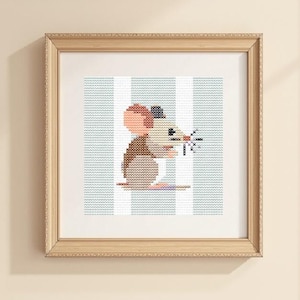Może przedstawiać: Haft krzyżykowy przedstawiający mysz w kapeluszu trzymającą mały przedmiot, oprawiony w jasną drewnianą ramę. Mysz jest brązowa, beżowa i biała, na tle w paski w kolorze białym i jasnoniebieskim. Grafika jest wyświetlana na beżowej ścianie.