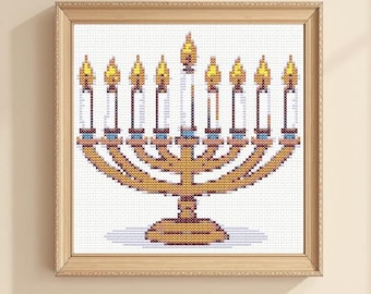 Puede incluir: Imagen de punto de cruz de una menorá dorada con nueve velas encendidas, sobre un fondo blanco. La menorá está en un marco de madera, con un fondo beige claro.