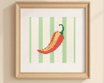 Può includere: Un'opera d'arte a punto croce incorniciata raffigurante un peperoncino rosso e giallo con un gambo verde. Il peperoncino è ambientato su uno sfondo a strisce verticali verdi e bianche. La cornice è in legno chiaro.