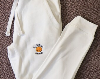 Spodnie dresowe Be A Kind Human z haftem, unisex, białe i czarne