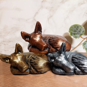 Figura de perro pastor alemán belga malinois durmiendo: dorado, plateado o cobre, 3 opciones de color